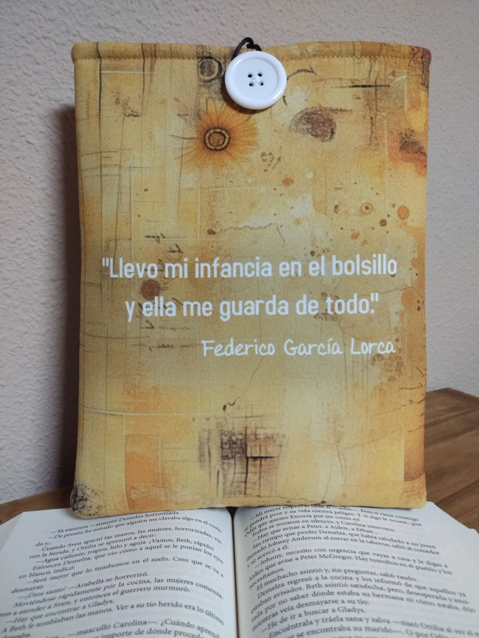 Célula literária acolchoada - Design Menina e cachorro com frase - Feito à mão – photo 2